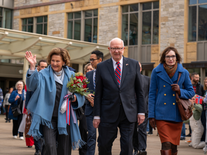 President David Anderson of St. Olaf College and hundreds of students welcomed the Queen. Photo: Simen Løvberg Sund, The Royal Court 